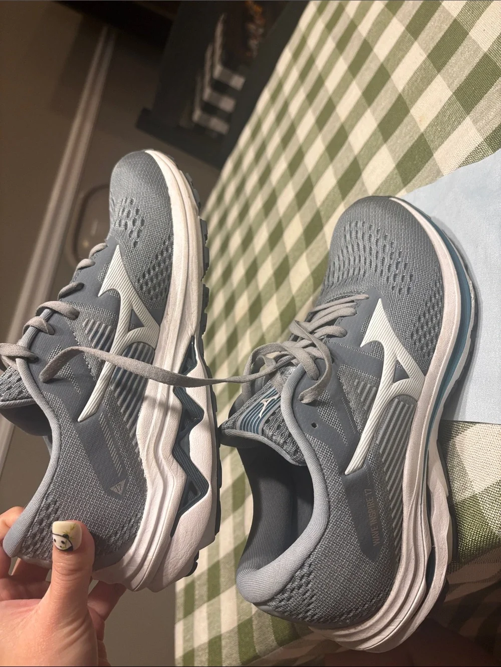 Mizuno Gray and White Women's Athletic Running Shoes wave inspire 17